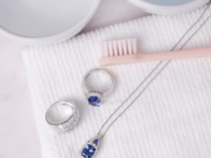 cách làm sạch trang sức bạc bằng kem đánh răng tại nhà cách làm sạch trang sức bạc bằng kem đánh răng tại nhà